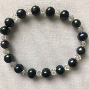 Pearls and Swarovski Crystals Elastic Bracelet.